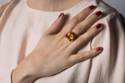 Bague en or jaune ornée d’un saphir orange...
