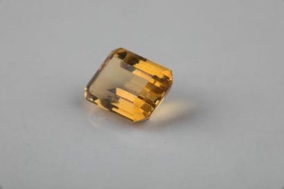 Citrine de taille rectangulaire à pans coupés...