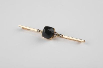 Broche barrette en or jaune ornée au centre...