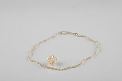 Collier composé de perles probablement fines,...
