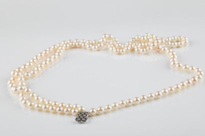 Collier composé de trois rangs de perles...