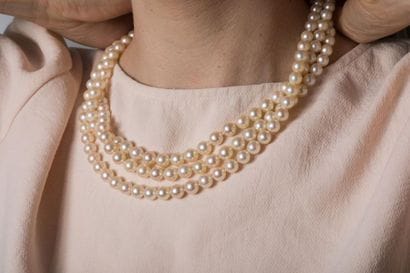 Collier composé de trois rangs de perles...