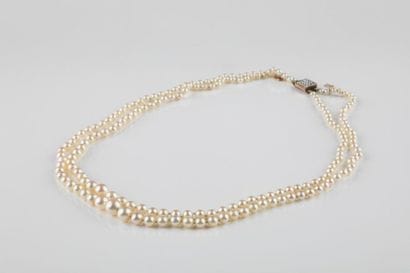 Collier composé d'un double rangs de perles...