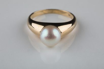 Bague jonc en or jaune ornée d’une perle...