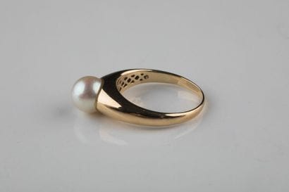 Bague jonc en or jaune ornée d’une perle...
