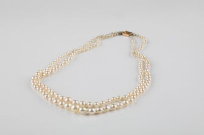 Collier composé d’un double rang de perles...