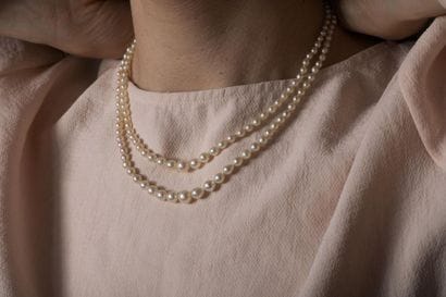 Collier composé d’un double rang de perles...