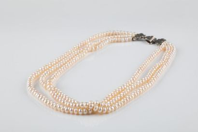 Collier composé de trois rangs de perles...