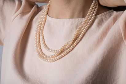 Collier composé de trois rangs de perles...