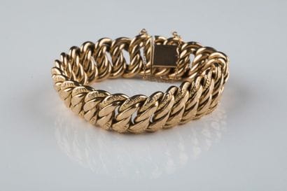 Bracelet en or jaune maille US au décor de...