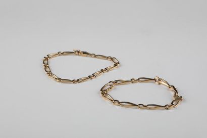 Deux bracelets en or jaune maille alternée...