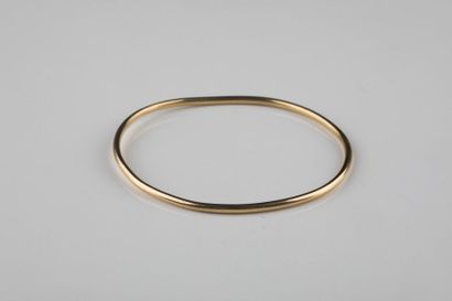 Bracelet jonc, fil rond, en or jaune (déformé)...