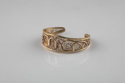 Bracelet oriental en or jaune, ouvert au...