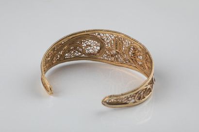 Bracelet oriental en or jaune, ouvert au...