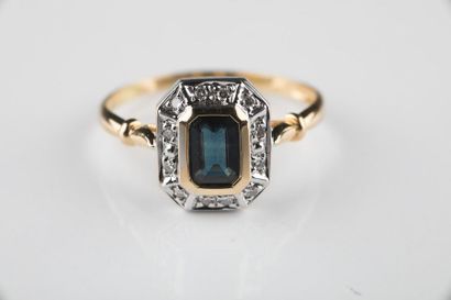 Bague en or jaune et gris, forme rectangulaire...