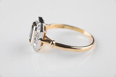 Bague en or jaune et gris, forme rectangulaire...