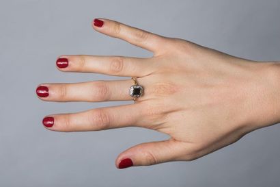 Bague en or jaune et gris, forme rectangulaire...