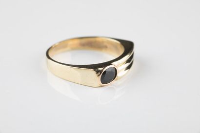 Bague en or jaune au décor godronné ponctué...