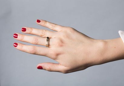 Bague en or jaune au décor godronné ponctué...