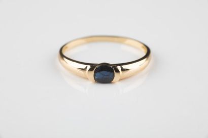 Bague jonc en or jaune ornée d’un saphir...