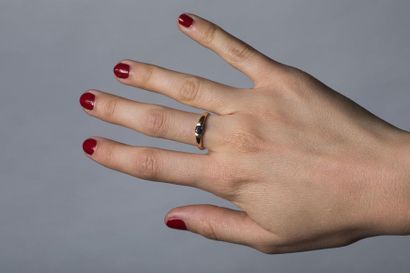 Bague jonc en or jaune ornée d’un saphir...