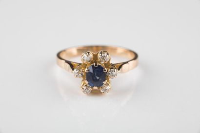 Bague en or jaune ornée au centre d’un saphir...