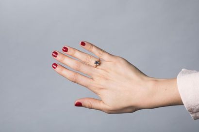 Bague en or jaune ornée au centre d’un saphir...