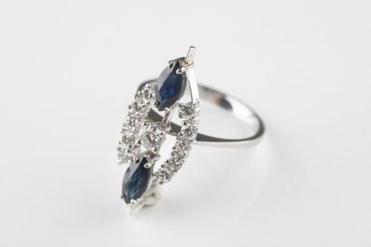 Bague marquise en or gris sertie de deux...