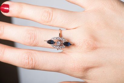 Bague marquise en or gris sertie de deux...