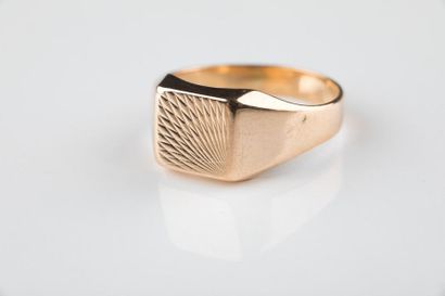 Bague chevalière en or jaune ornée d’un motif...