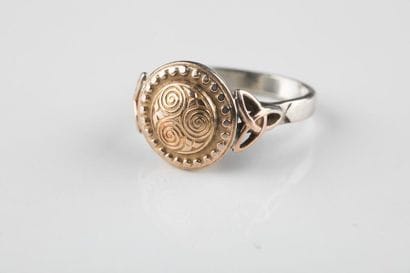 Bague en or jaune et argent ornée d’un motif...