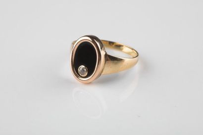 Bague en or jaune ornée d’un motif ovale...