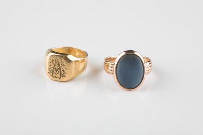 Bague en or jaune ornée d'une agate de forme...