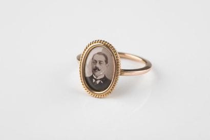 Bague en or jaune ornée d’un portrait d’ancêtre...