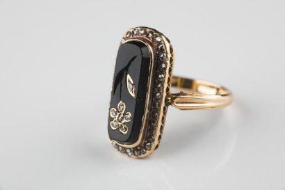 Bague ancienne en or jaune ornée d’un motif...