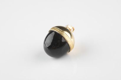Pendentif en or jaune représentant un gland...