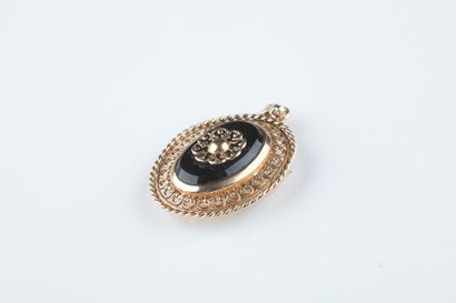 Pendentif ouvrant en or jaune orné d’un onyx...