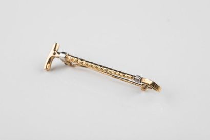 Broche en or jaune et gris représentant une...