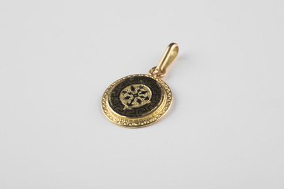 Pendentif en or jaune au décor de frise grecque...