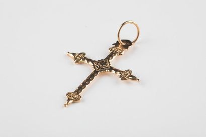 Croix régionale en or jaune. (4.5x3.4 cm)...