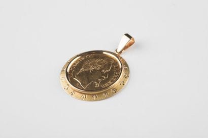 Pendentif en or jaune orné d’une pièce de...