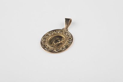 Médaille ancienne or jaune représentant la...