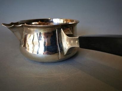 CASSEROLE DE TABLE en argent. PARIS, ap....