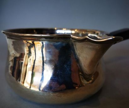 CASSEROLE DE TABLE en argent. PARIS, ap....