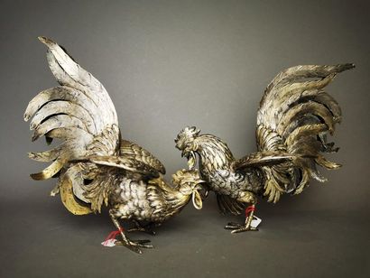 PAIRE DE COQS en argent. BELGIQUE, ap. 1942...
