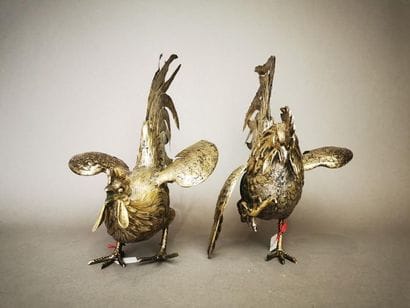 PAIRE DE COQS en argent. BELGIQUE, ap. 1942...