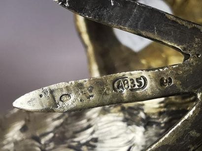 PAIRE DE COQS en argent. BELGIQUE, ap. 1942...