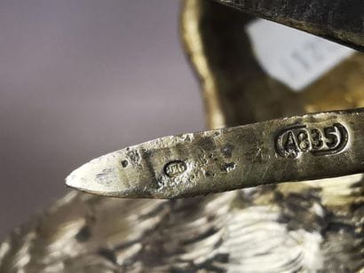 PAIRE DE COQS en argent. BELGIQUE, ap. 1942...