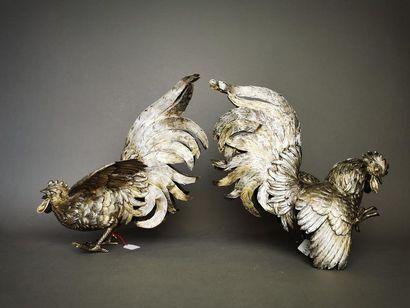 PAIRE DE COQS en argent. BELGIQUE, ap. 1942...