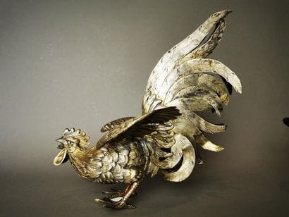 PAIRE DE COQS en argent. BELGIQUE, ap. 1942...